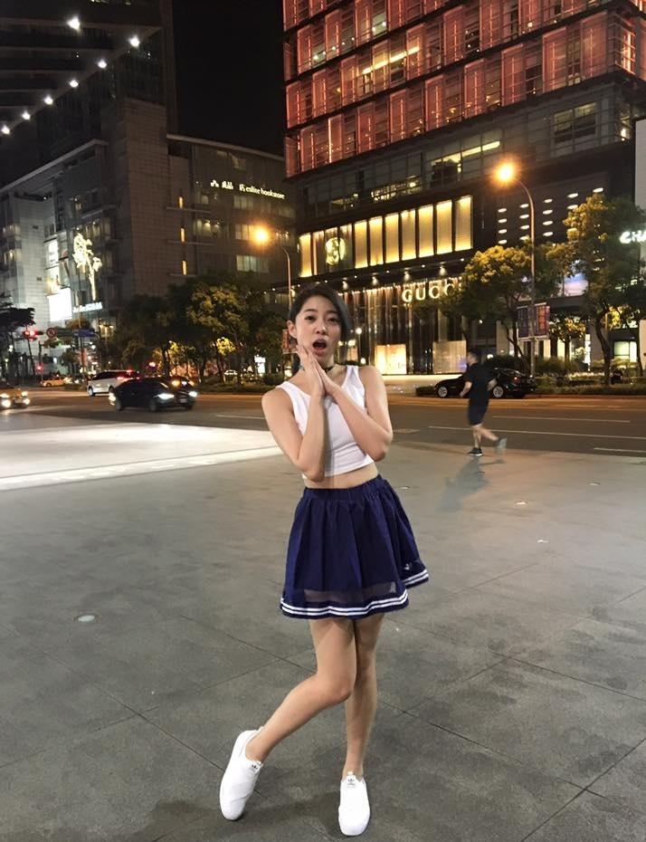 台湾美女周颖立比基尼时尚写真笑容迷人