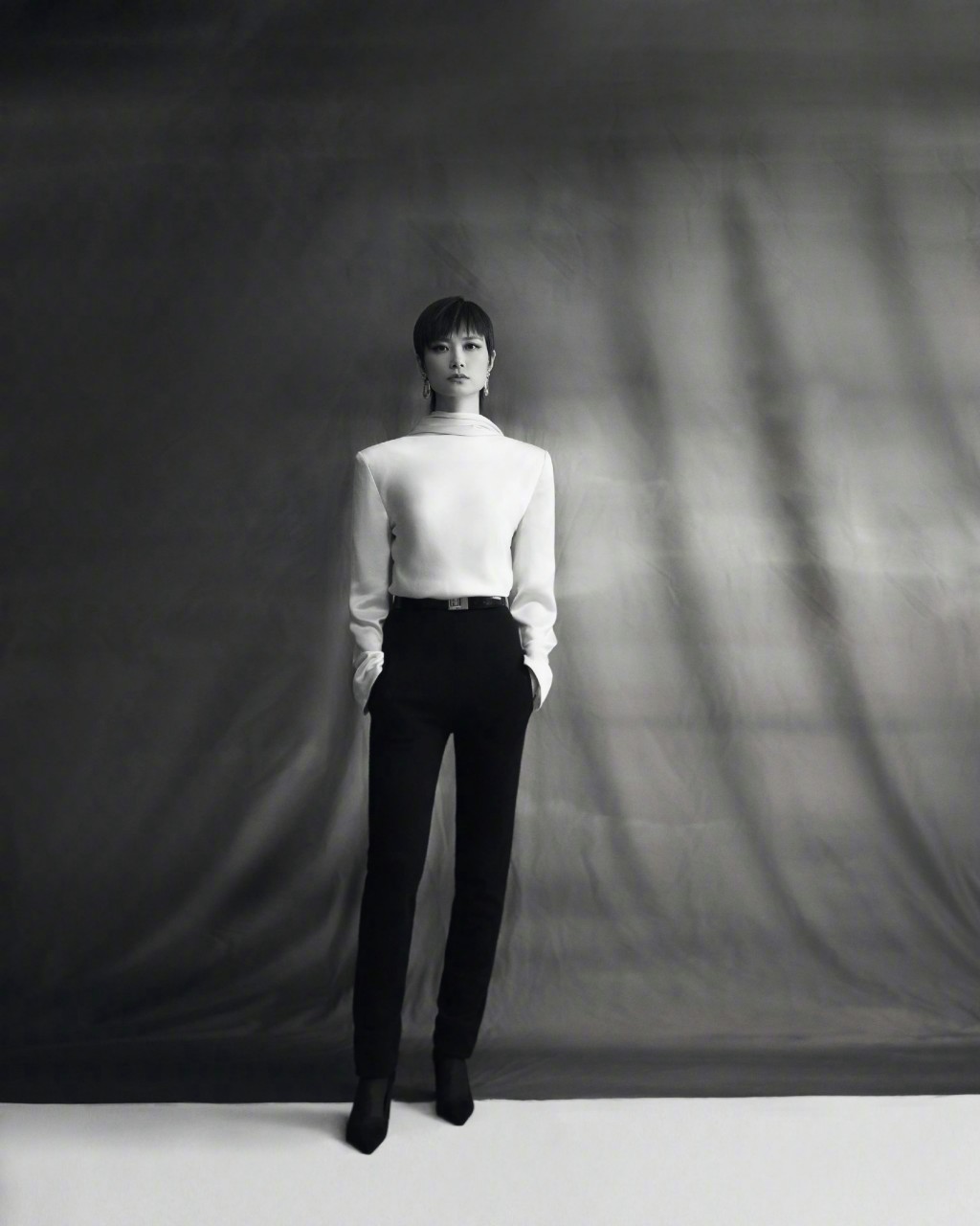 李宇春露背丝缎衬衫搭配黑色长裤时髦优雅写真图片