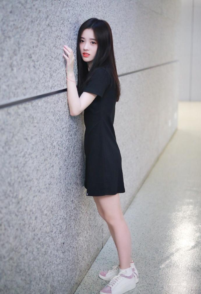 鞠婧祎黑色运动短裙甜美机场照图片