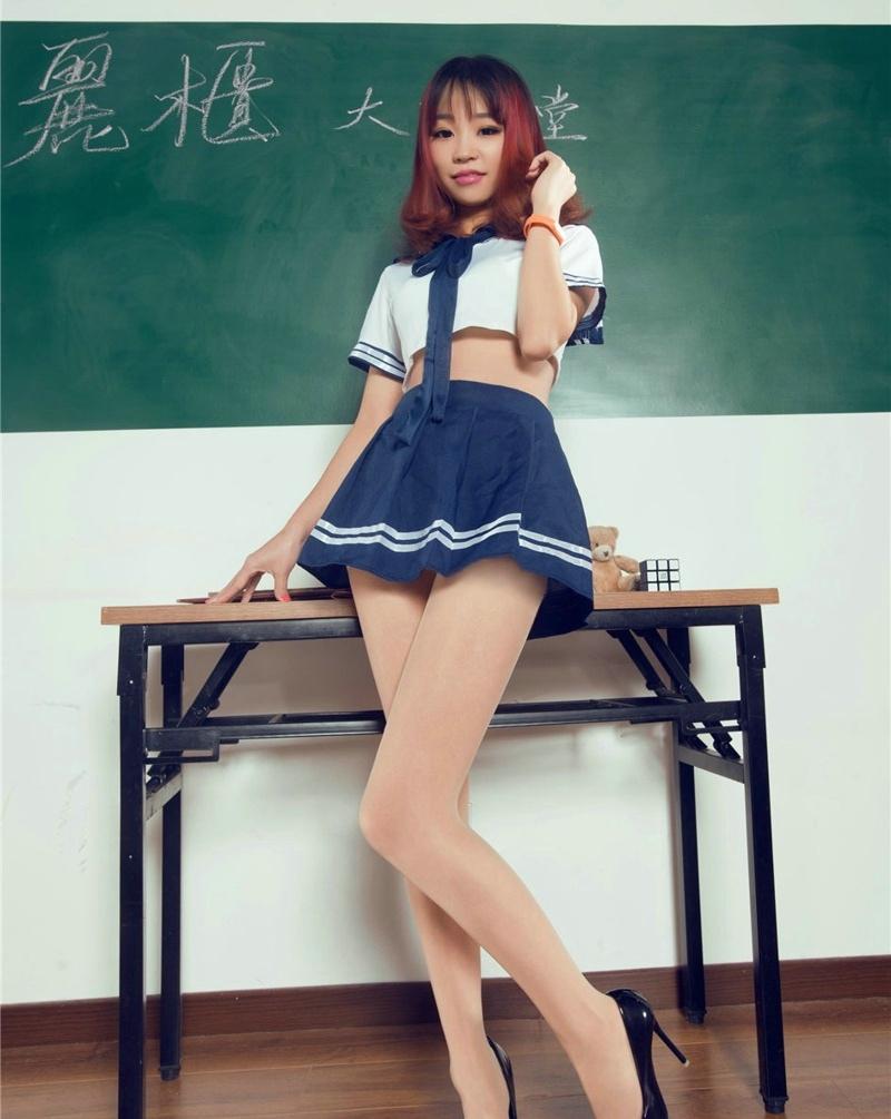 肉丝制服美女Liya在学校里的清纯时尚写真