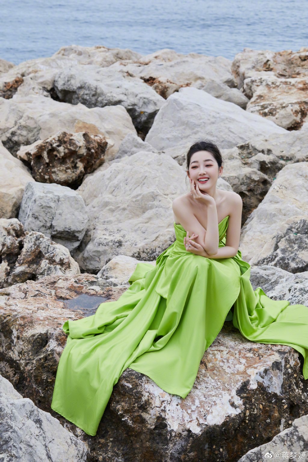 蒋梦婕绿色抹胸裙优雅大气海边写真图片