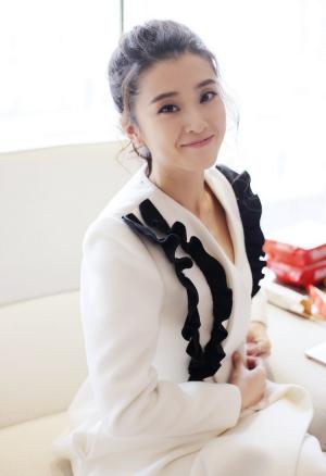 美女演员李若嘉端庄气质白色风衣电眼宣传照