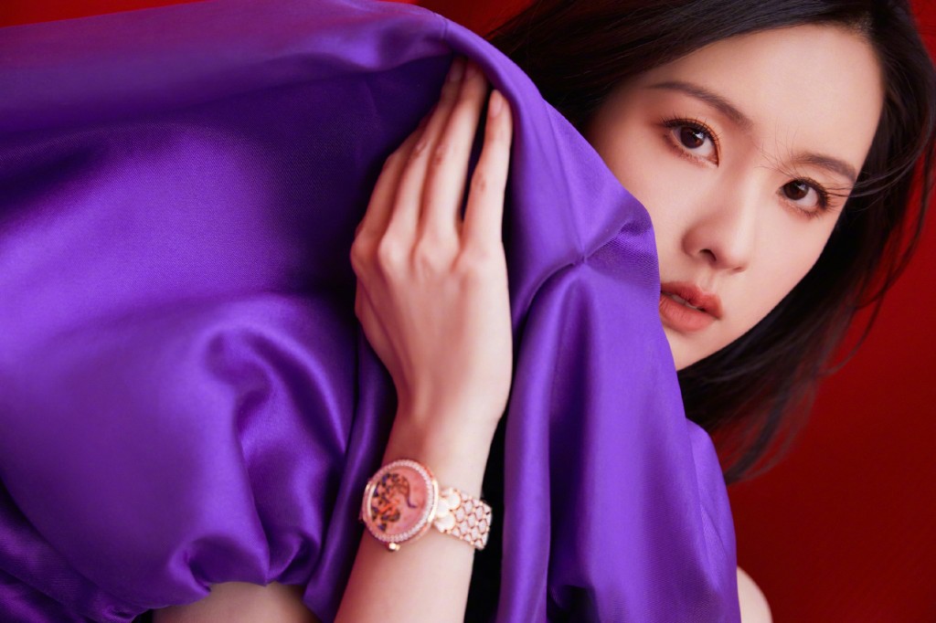 陈都灵紫色抹胸长裙优雅自信写真图片