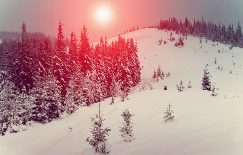 雪山上的夕阳景观