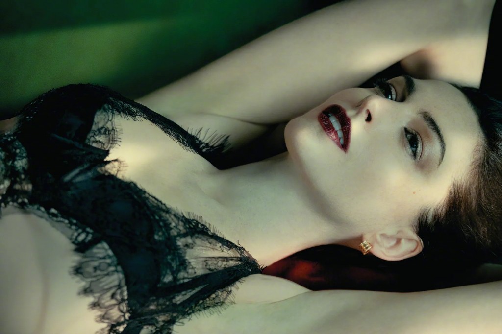 Anne Hathaway安妮·海瑟薇性感冷艳封面大片
