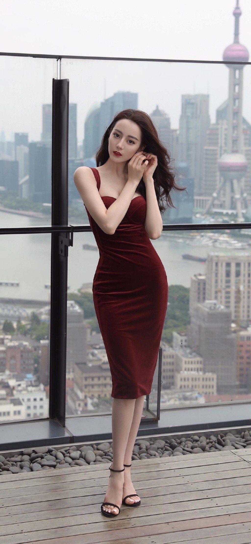 迪丽热巴吊带红裙优雅性感手机壁纸