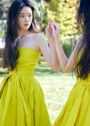 黄杨钿甜黄色抹胸礼服俏丽清甜少女写真图片