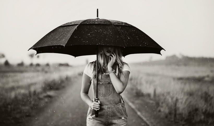 雨中的女孩写真
