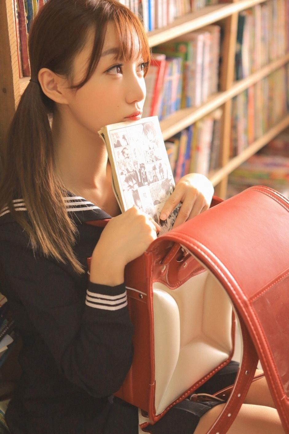 日本清纯美女图书馆学生制服写真图片