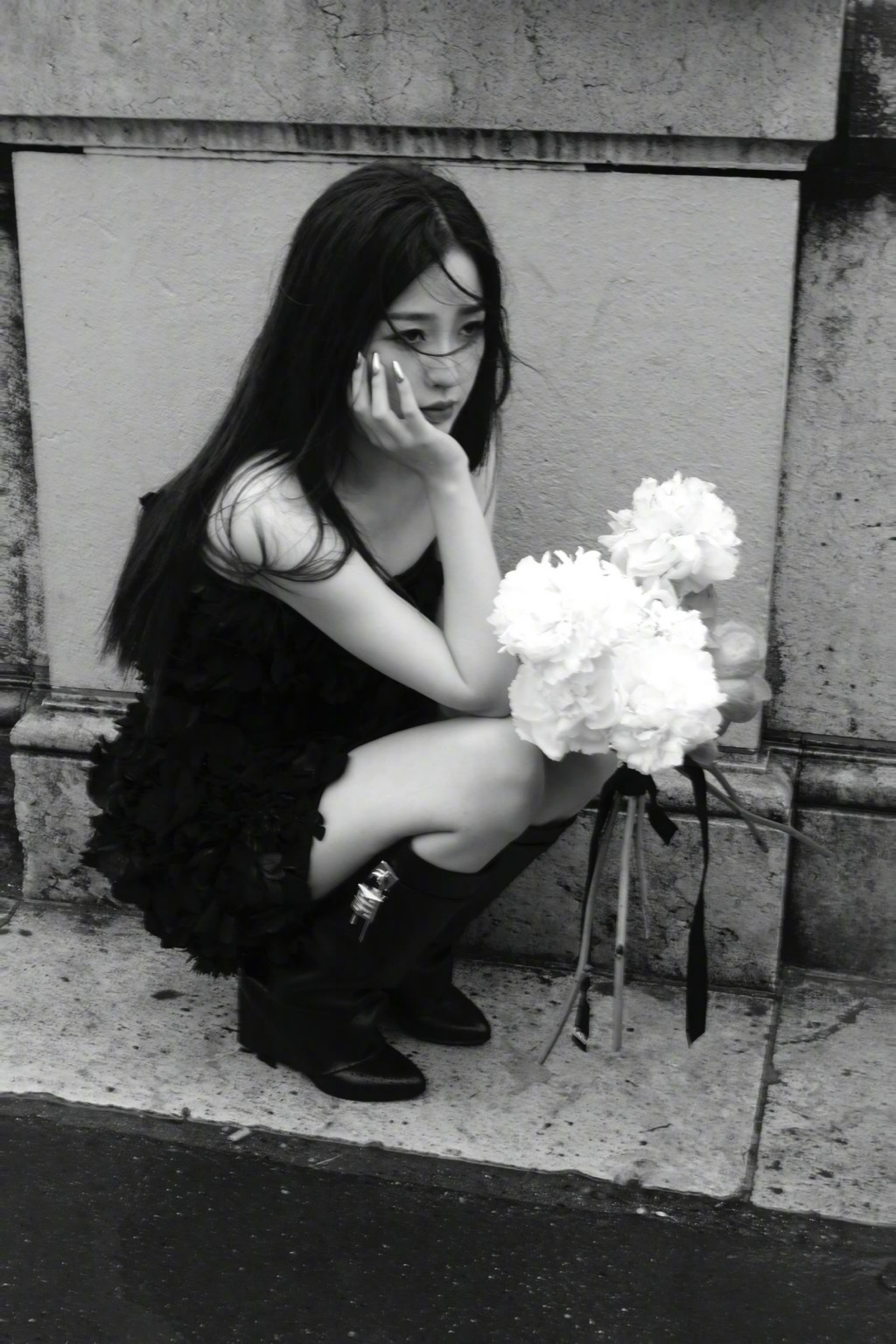 虞书欣立体花朵黑裙造型甜酷魅力写真