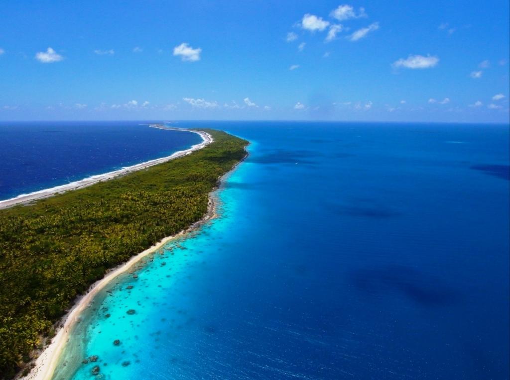 蓝色大海岛屿唯美自然风景图片