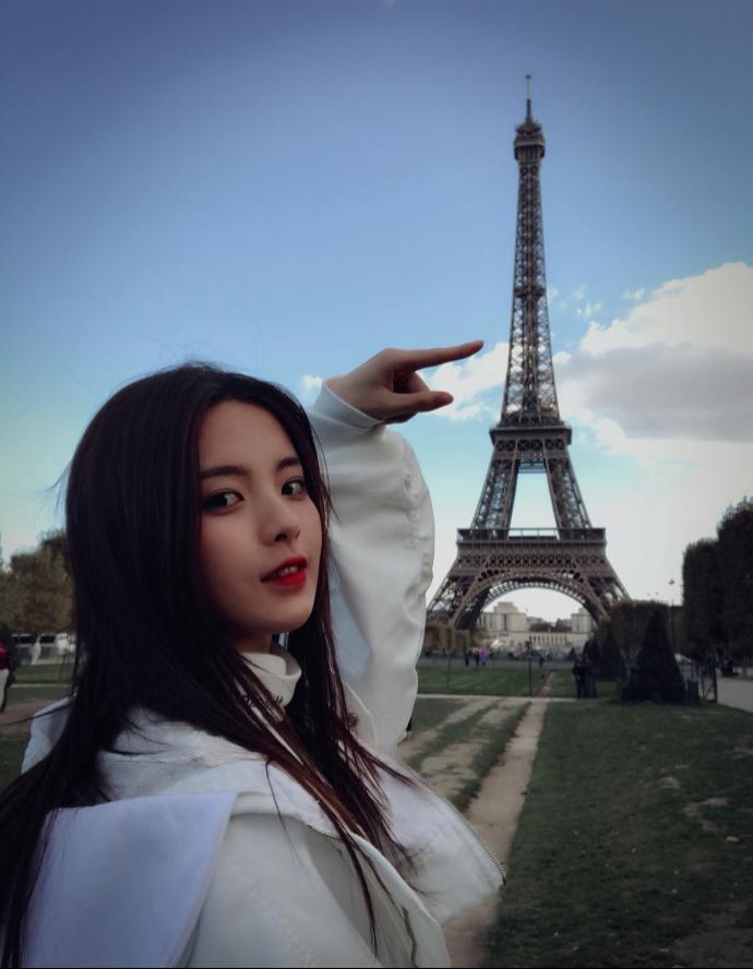 杨超越分享巴黎出游美照