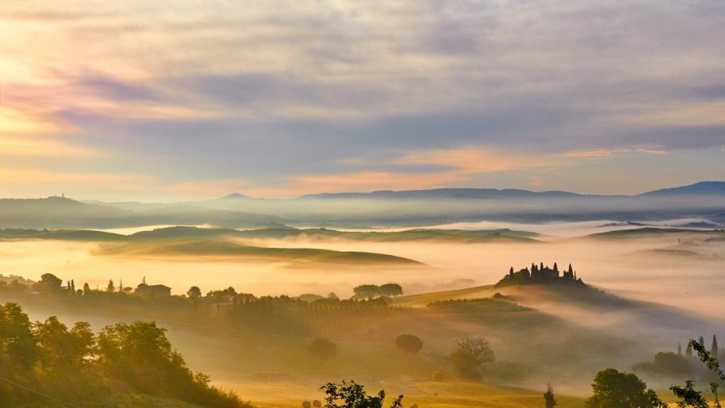 秋天的风景,草地,田野,早晨的雾,意大利托斯卡纳风景图片