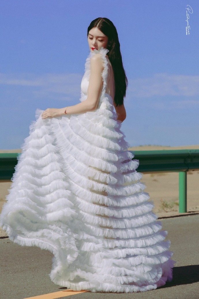 傅菁沙漠白色蛋糕裙秀天鹅颈锁骨迷人写真图片