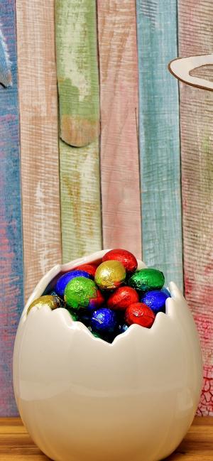 复活节蛋壳中的彩色巧克力