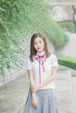 温柔白皙学生妹图片