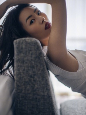 刘雯红唇白裙时尚写真图片
