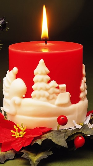 雕刻圣诞图案的红色蜡烛