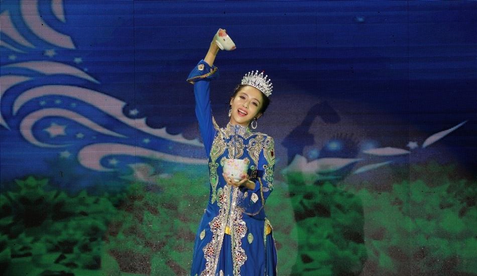 佟丽娅新疆裙摆舞动三沙 传递社会正能量写真