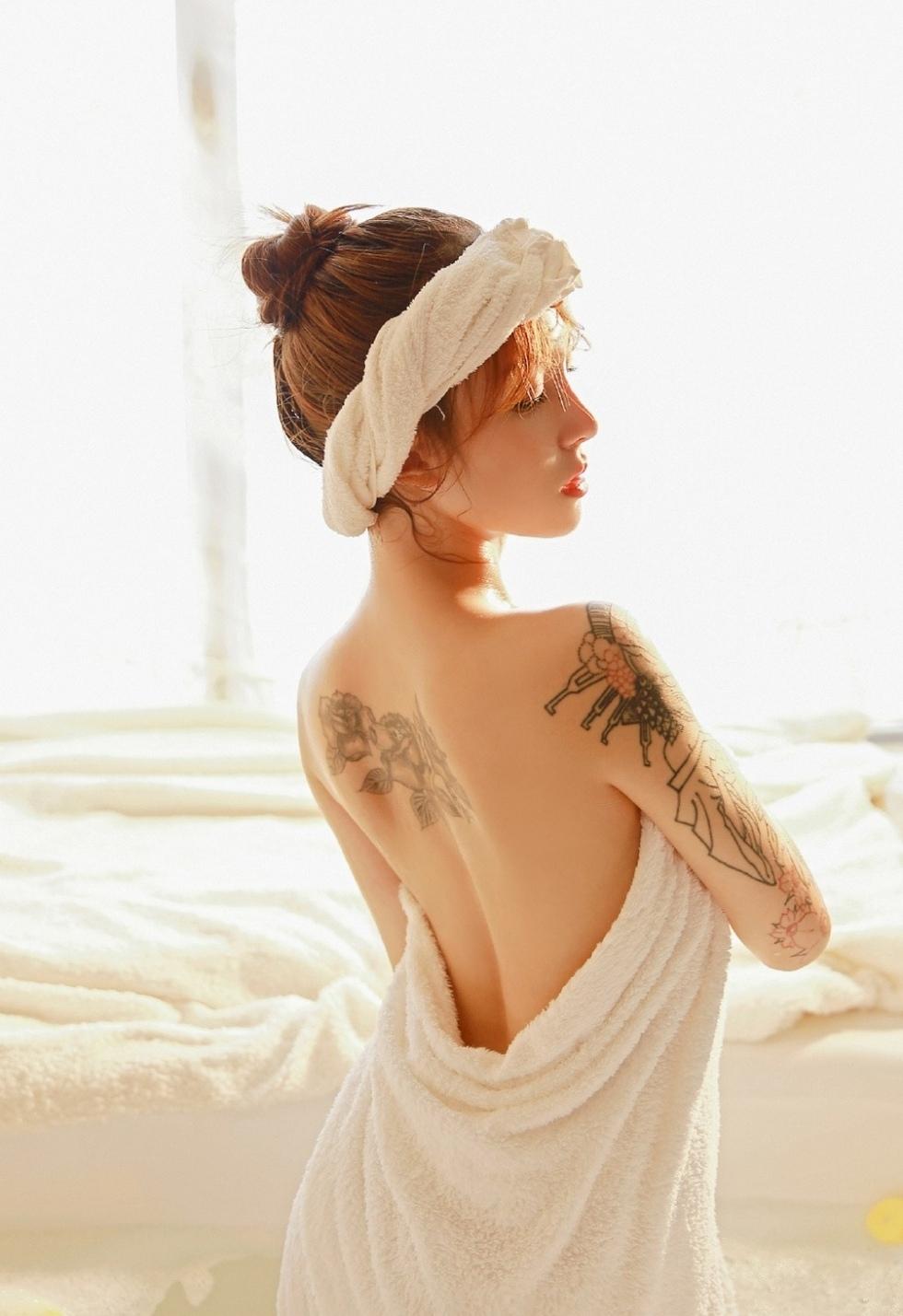 纹身美女白嫩胴体浴室性感诱惑写真图片