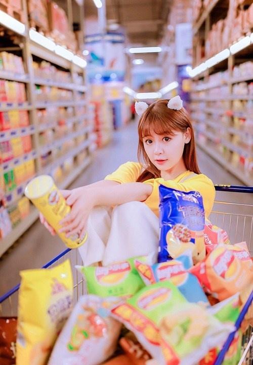 爱零食调皮小女生超市漫游日记写真