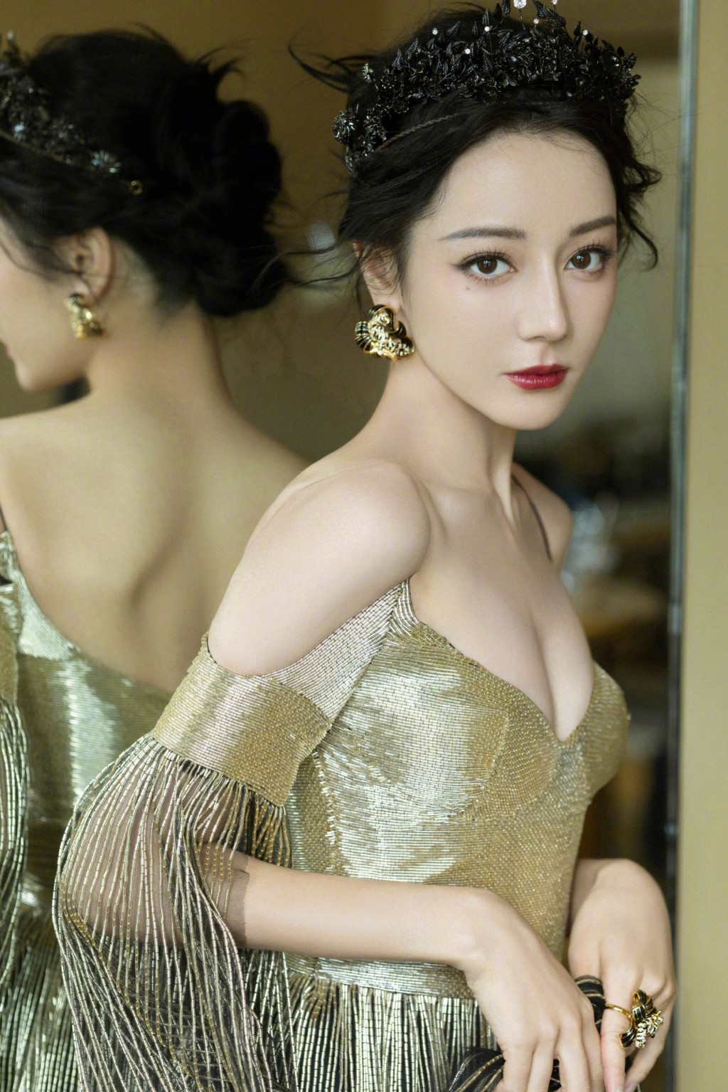 迪丽热巴鎏金裙高贵优雅气质写真图片