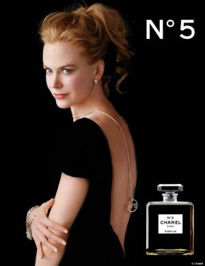 妮可·基德曼露背性感代言香水广告图片