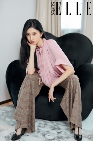 刘令姿粉色系时装时尚杂志写真图片