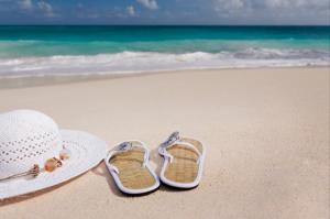 海滩 蓝色大海 女性 人字拖鞋 帽子 度假 休闲 5K风景图片