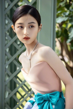 张子枫粉色抹胸淡然优雅少女气质写真图片