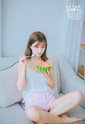 盛夏吹空调吃西瓜的清纯美少女图片