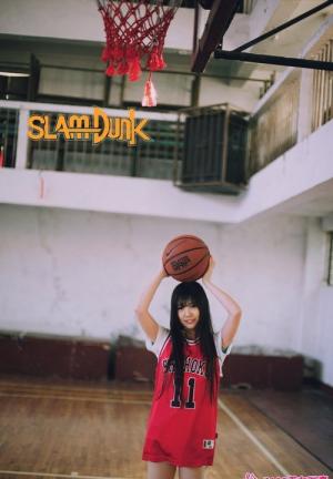 明媚动人篮球少女写真