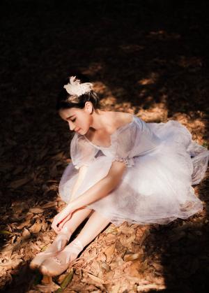 清纯美女树林芭蕾性感写真演绎唯美林中仙