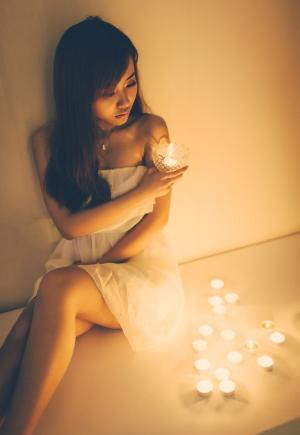 烛光中的女孩静谧迷人的风情写真