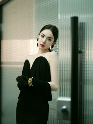 古力娜扎黑色抹胸裙妩媚风情写真图片