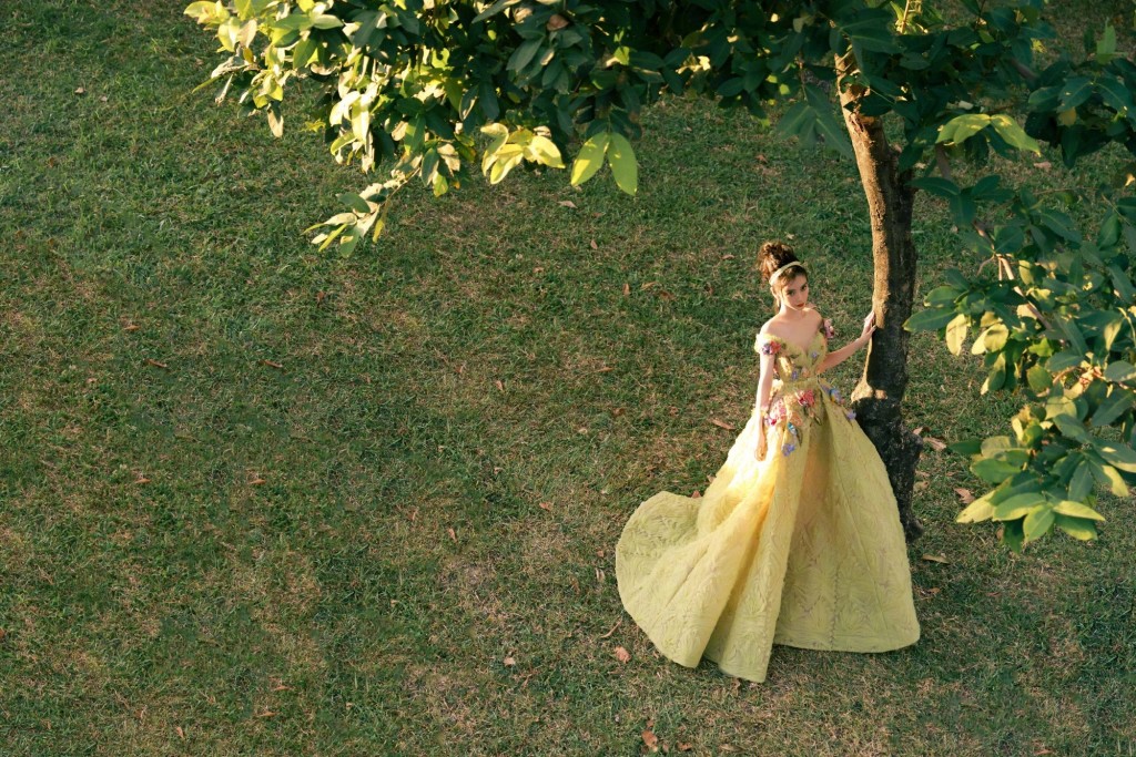 Angelababy黄绿色立体雕花长裙灵动优雅写真图片
