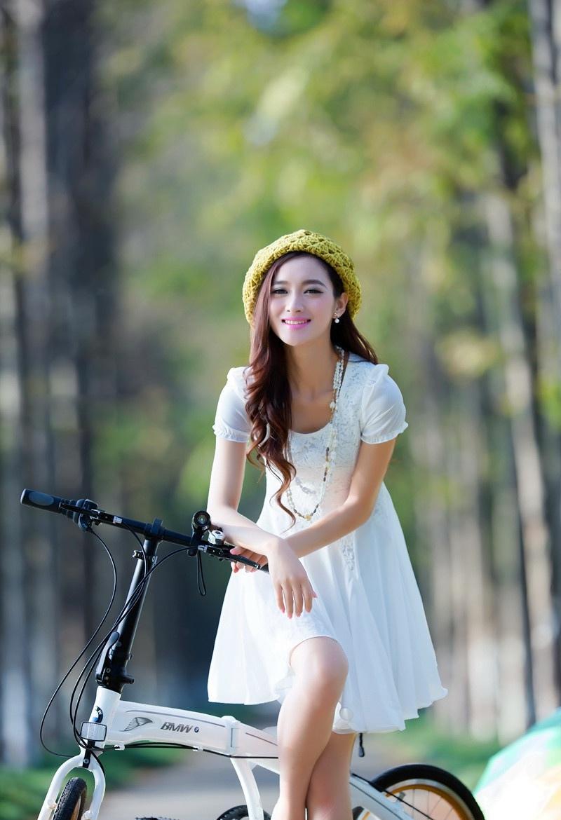 骑自行车的清纯时尚美少女