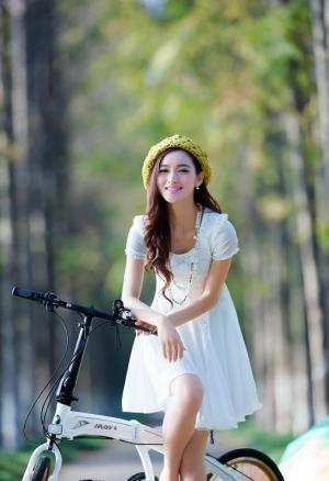 骑自行车的清纯时尚美少女