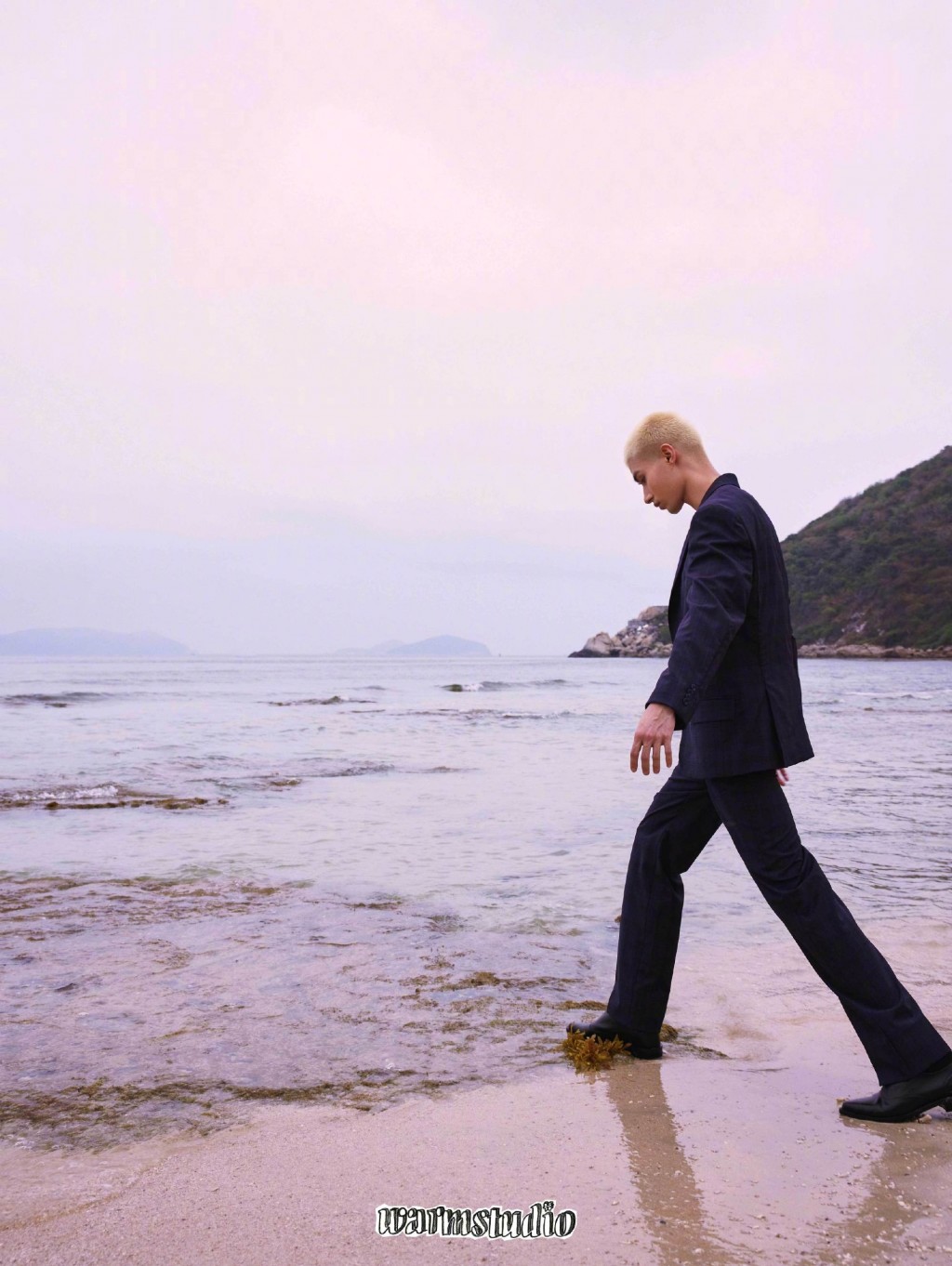 米卡三亚黑色真空西装造型型男魅力海边写真