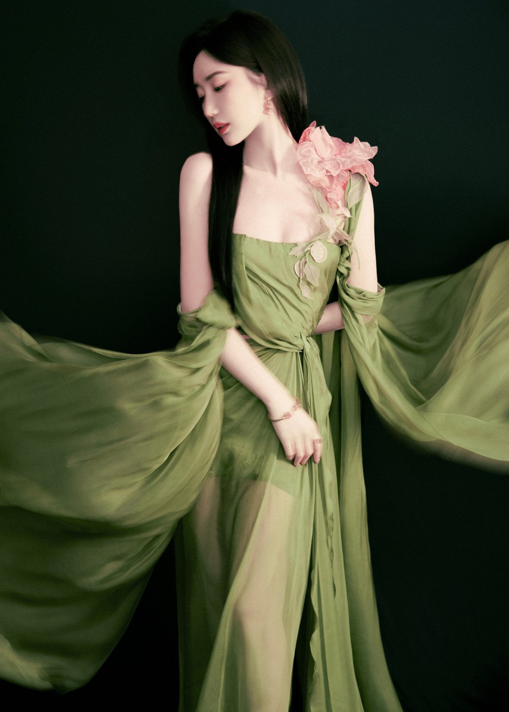 毛晓彤清新绿色长裙优雅风情写真图片