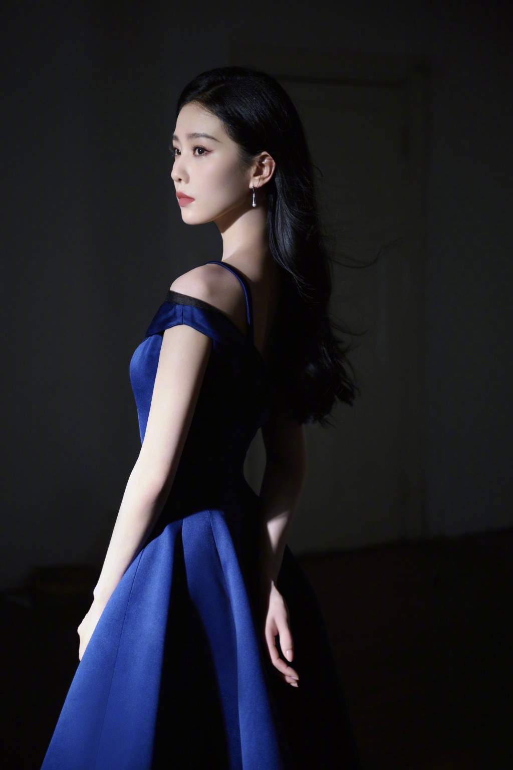刘诗诗蓝色长裙优雅淡然写真图片