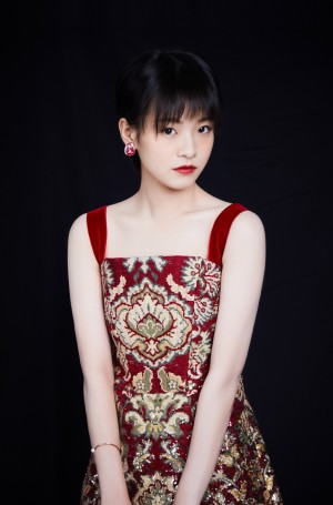 李庚希红色刺绣裙甜美写真