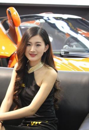 深圳国际汽车改装展的美女模特