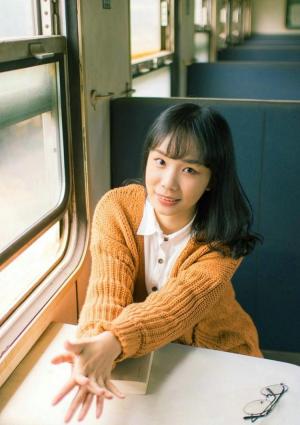 戴眼镜的可爱文艺范少女火车内写真图片