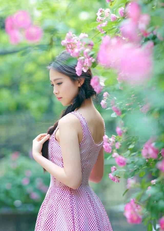 蔷薇花下的清纯性感少女性感迷人