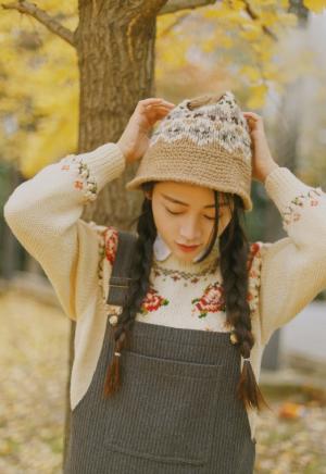 秋日枫树下可爱帽子清纯少女生活照