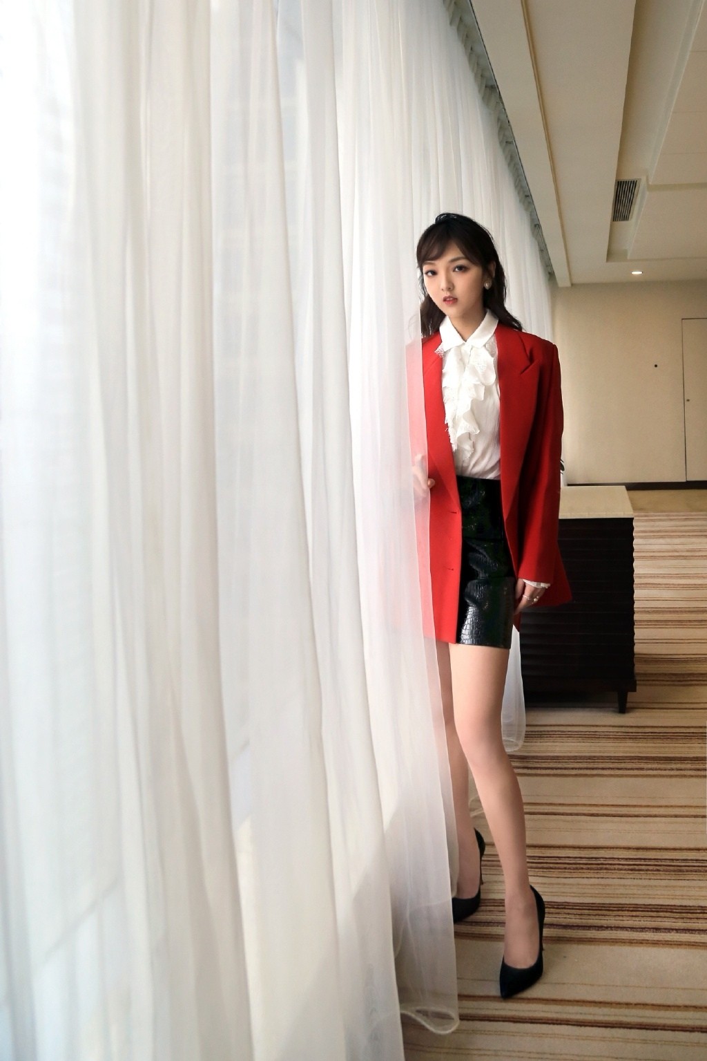强东玥红色西装时尚干练活动照图片