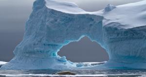 气势磅礴奇形怪状的海上冰川