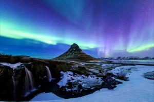 冰岛雪山晚上风景图片