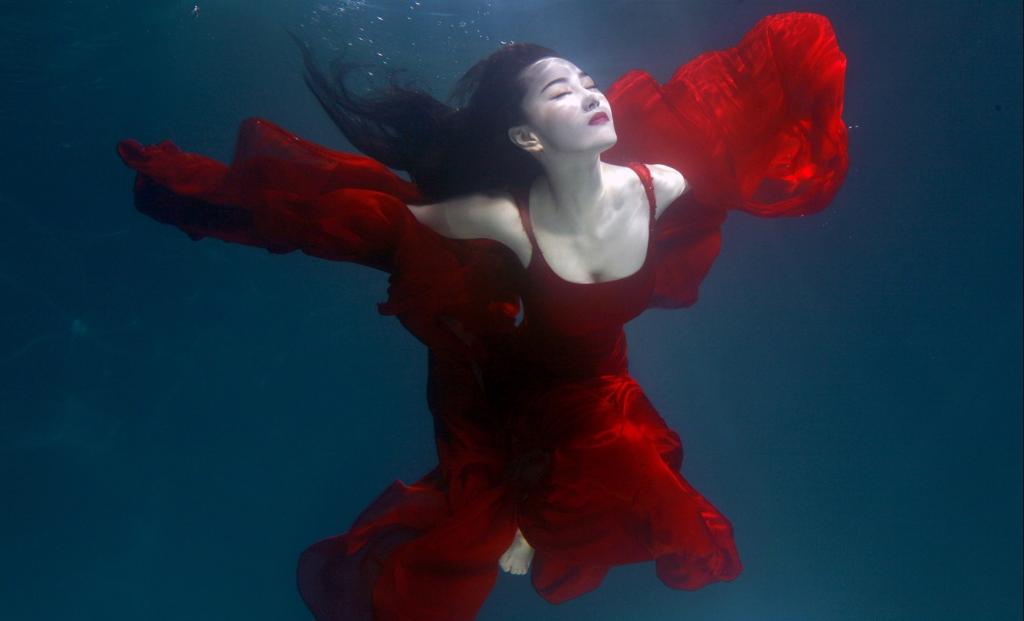 张馨予性感红色长裙水下摄影美图写真